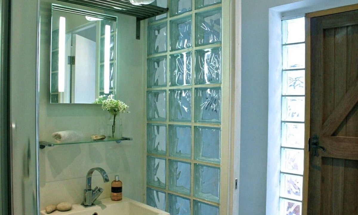 Bury St Edmunds Apartment | The White Room, Private, Luxe Suite