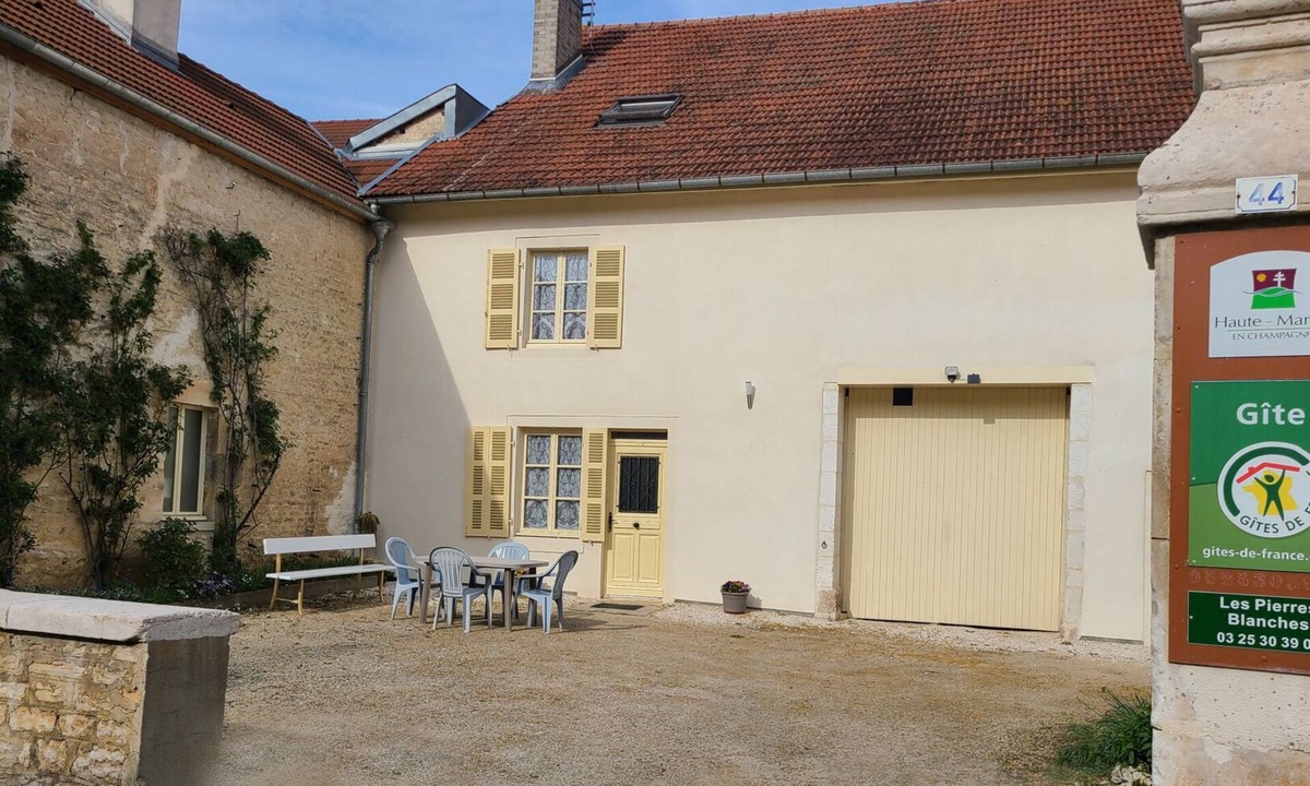 Aubepierre-sur-Aube House | THE WHITE STONES