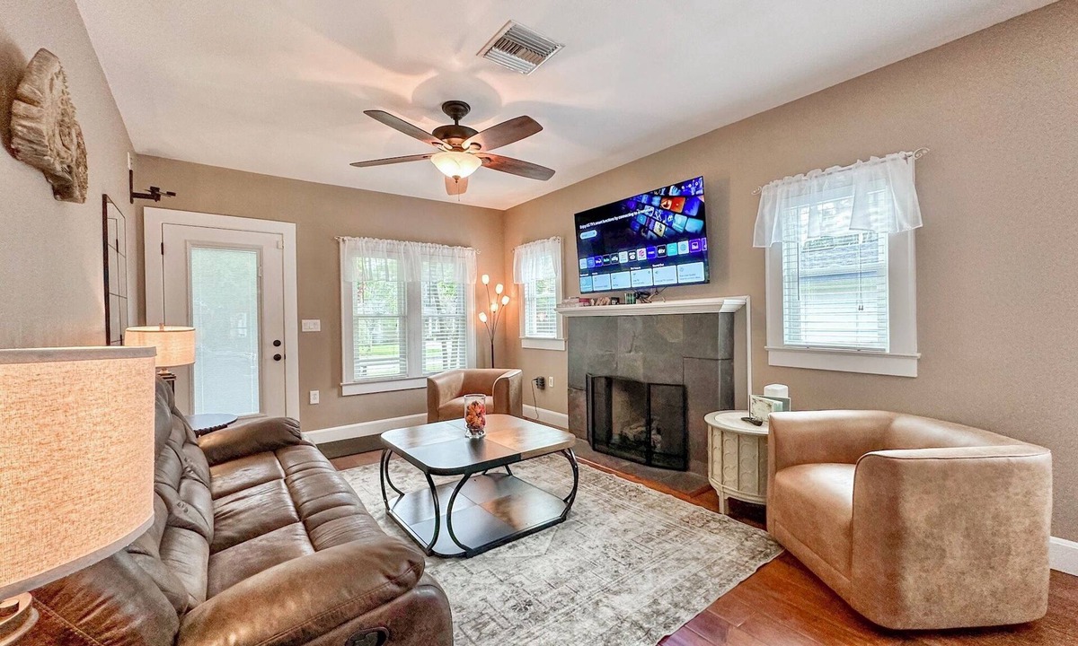 Ocala Cottage | The White Swan - Pets Welcome