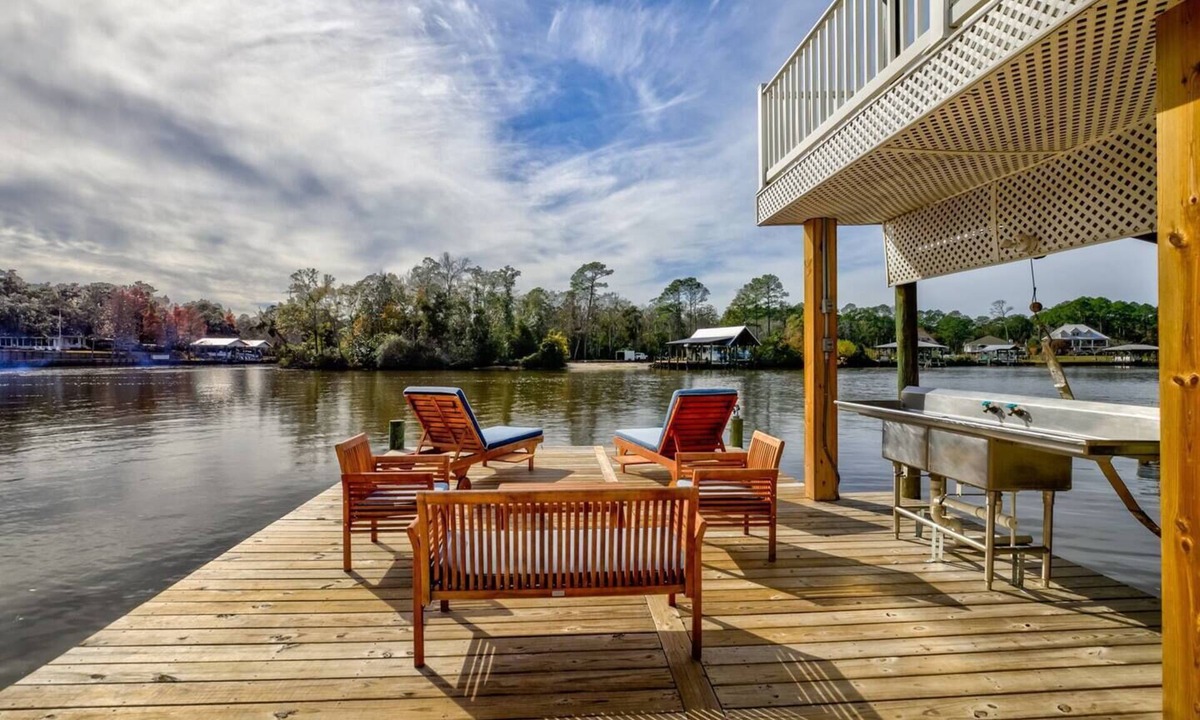Fairhope House | The Whole Crew Will Love This Waterfront Retreat