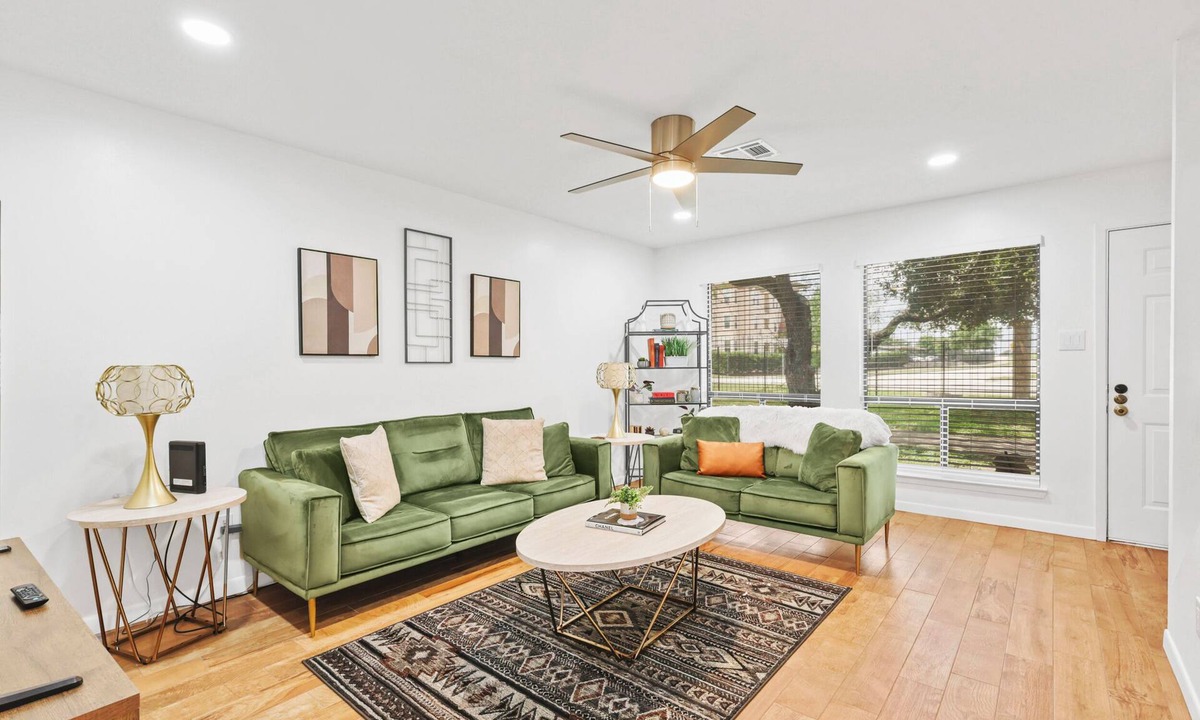 Bryan House | The Wildflower Townhome - Beautifully Updated and Fully Stocked - Close to A&M!