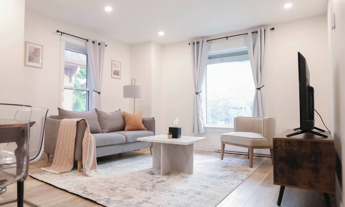 Peterborough Apartment | The Willow Suite | Near DT & Hospital