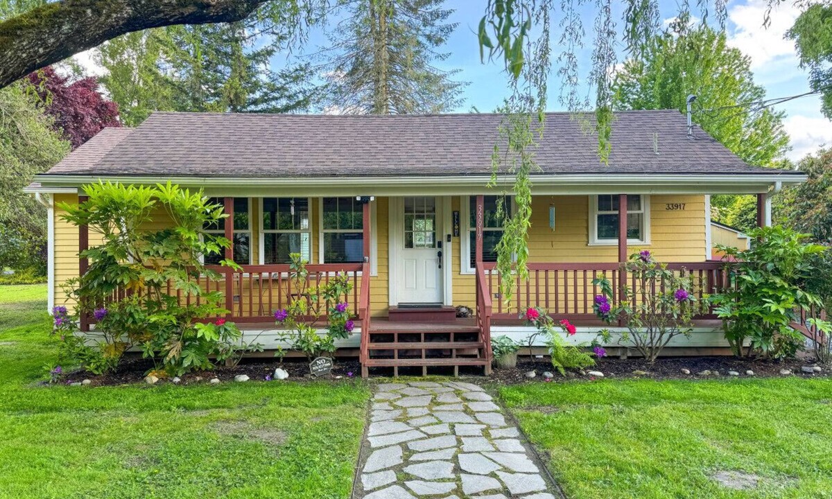 Fall City House | The Willow Tree Bungalow ~ Backyard ~ Office