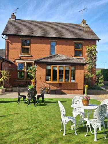 Ault Hucknall Bed & Breakfast | The Willows B&B