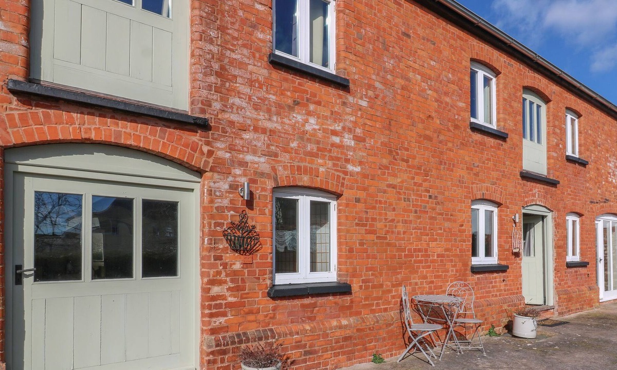 Ebford House | THE WINE LODGE, romantic, with pool in Kenton, Exeter