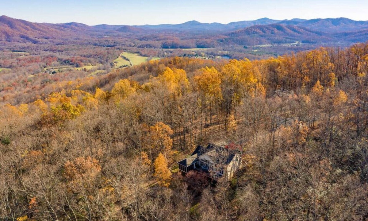 Nellysford House | The Wintergreen Treehouse