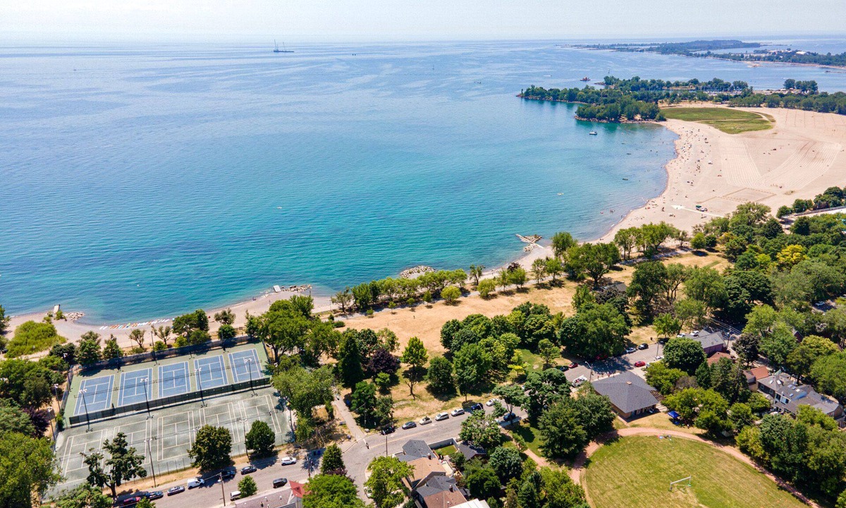 The Beaches Apartment | The Woodbine Beach House✔450yds from Beach ✔2BDRCondo✔Parking✔Garden
