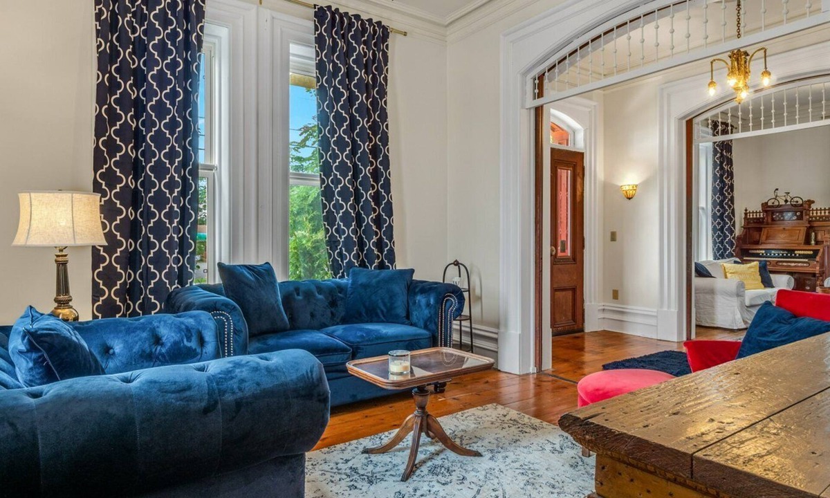 Ruthven Hotel | The Woodbridge House