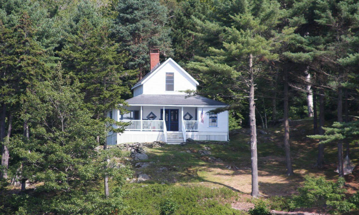 Portland Cottage | The Woodbury Cottage: An Oceanfront Maine Island Escape