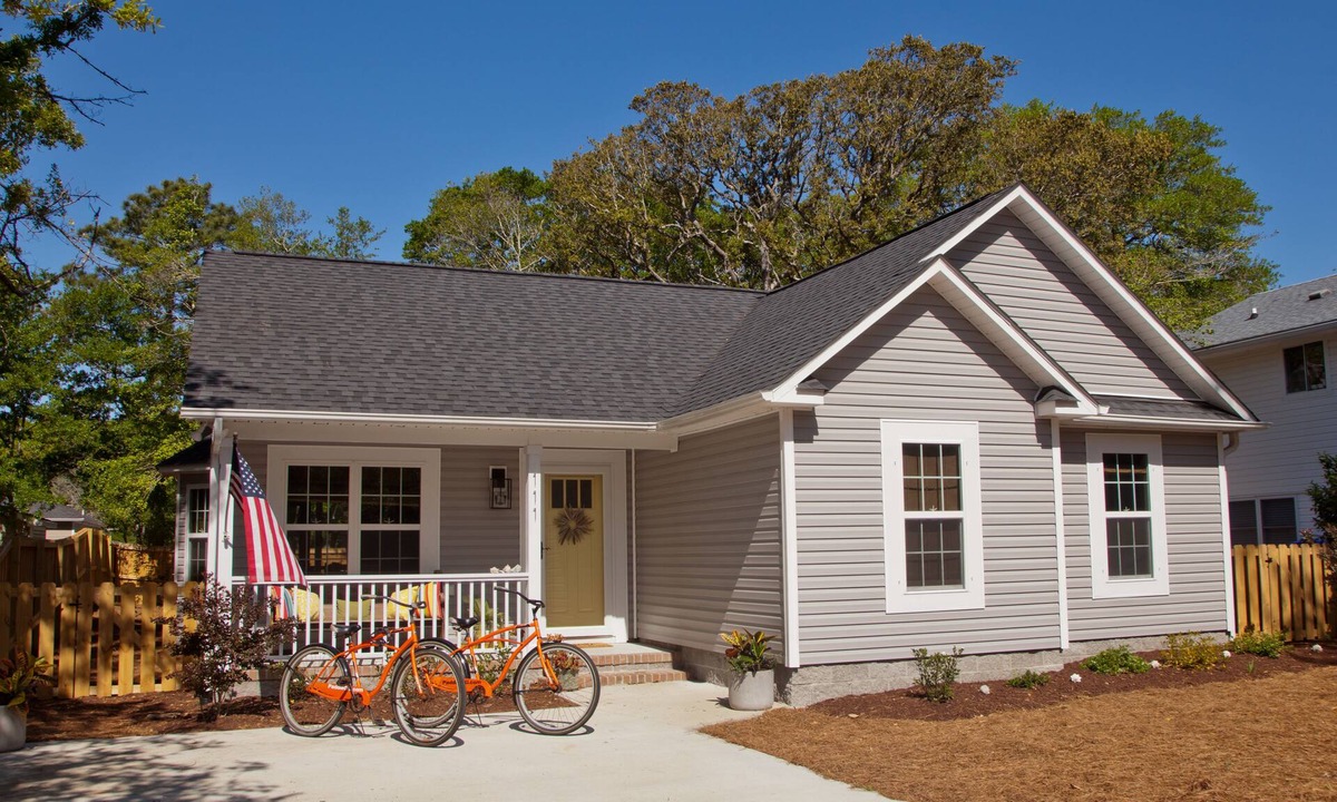 Long Beach House | 🐋 The Wooden Whale: Prof-designed 3br 2ba Oak Island retreat! Sleeps 6 🐋