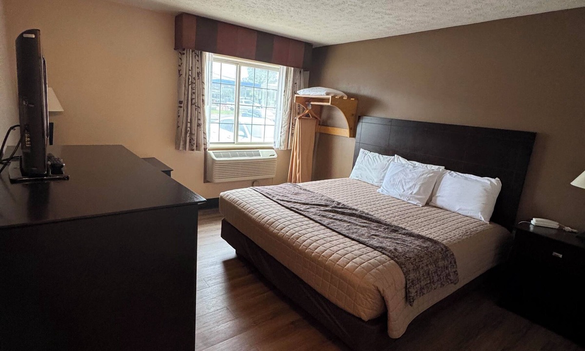 Connersville Hotel | The Woodridge Inn