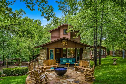 Eureka Springs Historic District Hotel | The Woods Cabins
