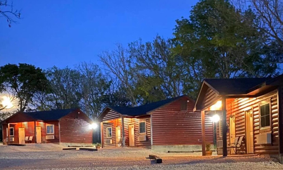 Kingston Hotel | The Woods Lodging