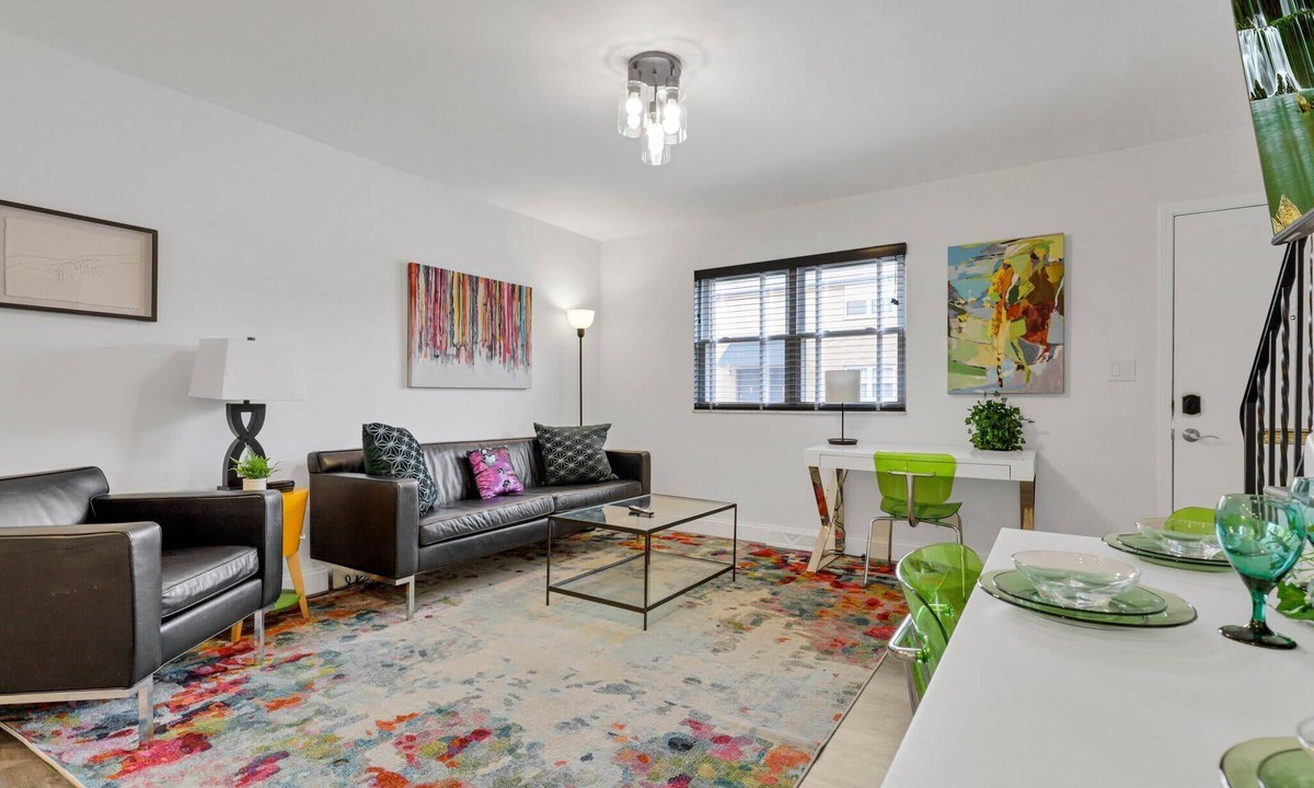 University District Apartment | The Worthington - 3 BR and Parking