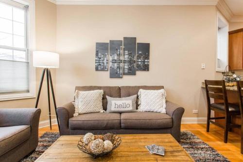 Wrigleyville Apartment | The Wrigleyville Deluxe -Steps from Wrigley Sleeps 10