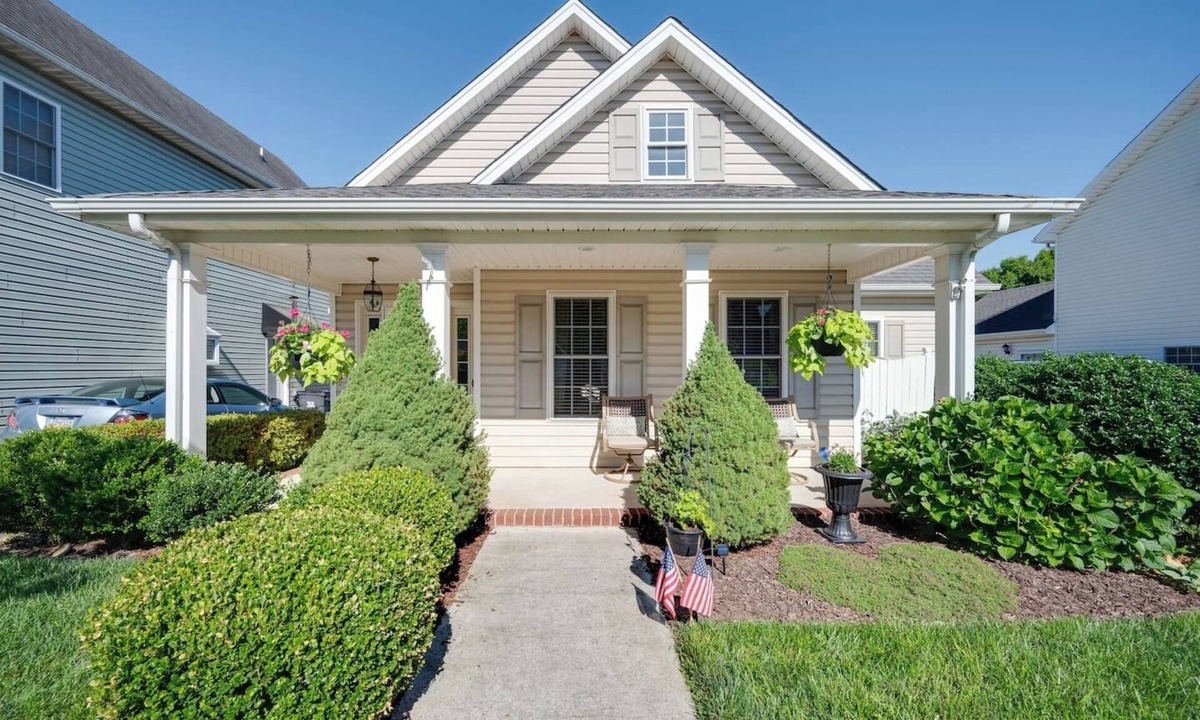 Lynchburg House | The Wyndsong, Cozy Patio, Fire Pit and Work Space!