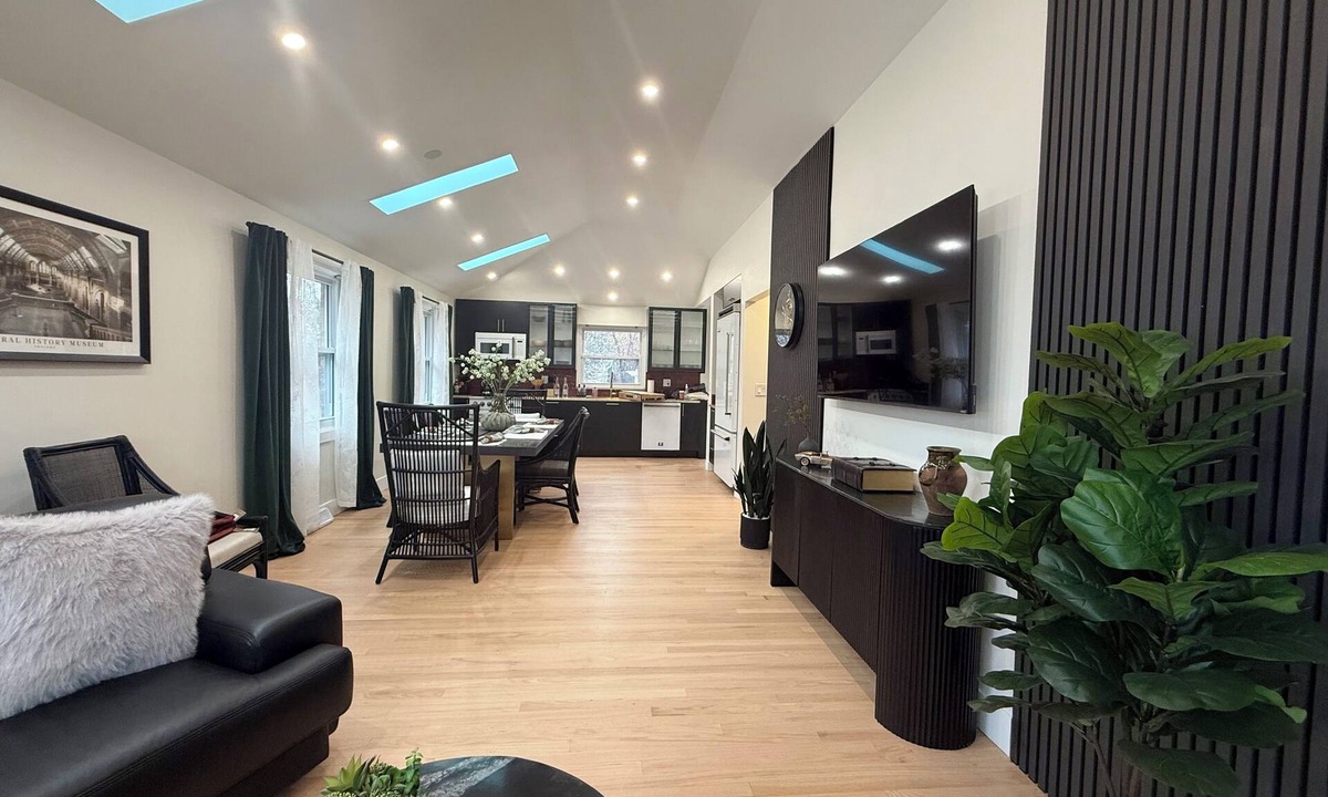 Arlington Heights House | THE YALE/4Bd/Modern/Professionally Designed/Premium location