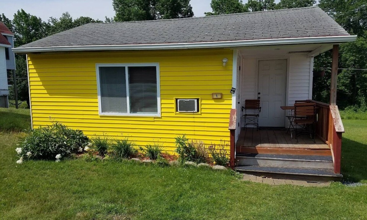 Ellsworth Cottage | The Yellow 2 Bedroom Cottage @Twin Hills Cottages