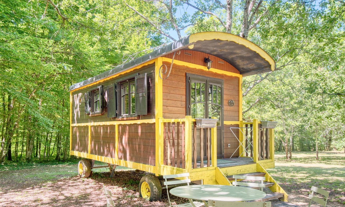 Monsac House | The Yellow Caravan – Unique Accommodation with Shared Heated Indoor Pool