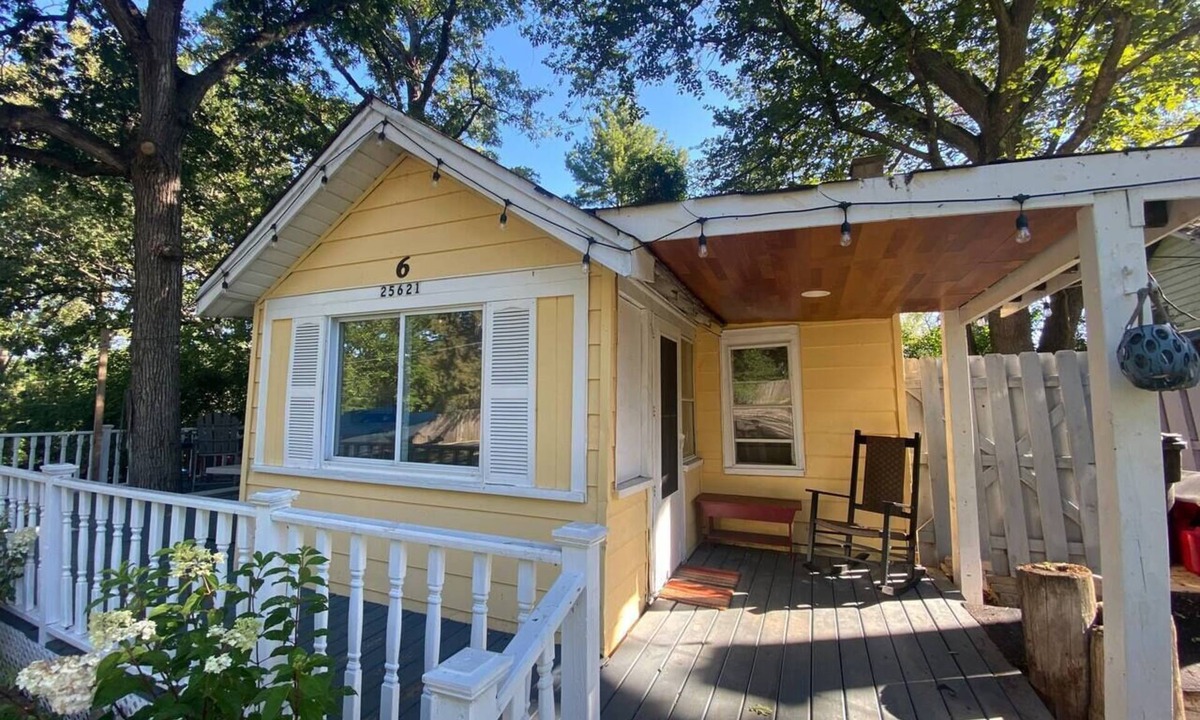 Antioch Cottage | The Yellow Cottage @ Cottages on Petite Lake