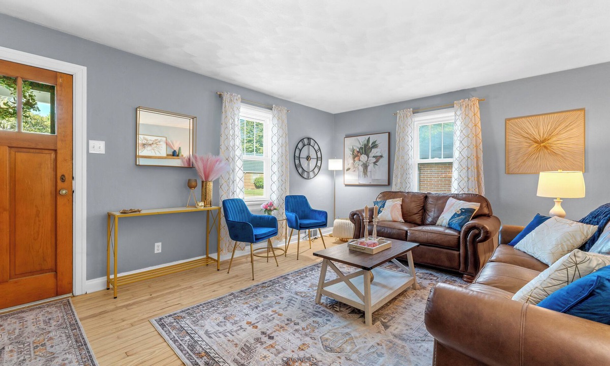 Waterloo House | The Yellow Haus, close to downtown Waterloo!