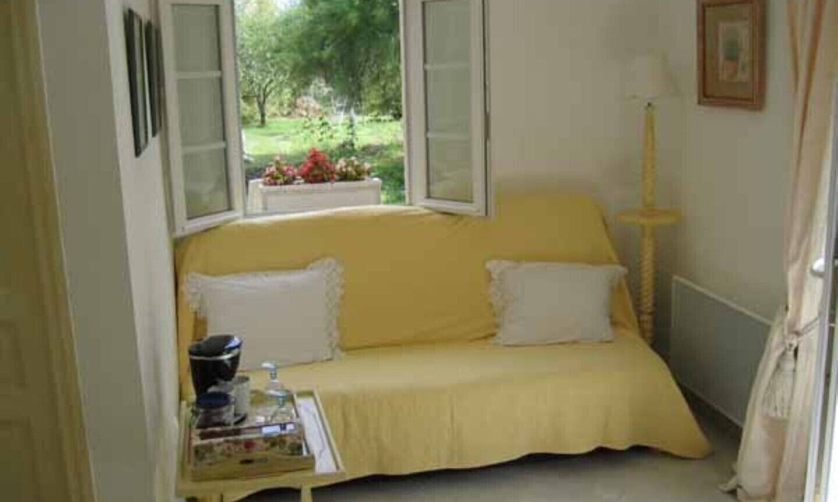 Azay-le-Ferron House | THE YELLOW ROOM *