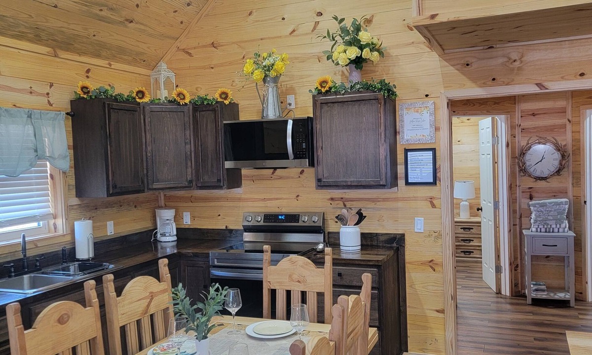 Dennis Cabin | The Yellow Rose Cabin on Lake Granbury
