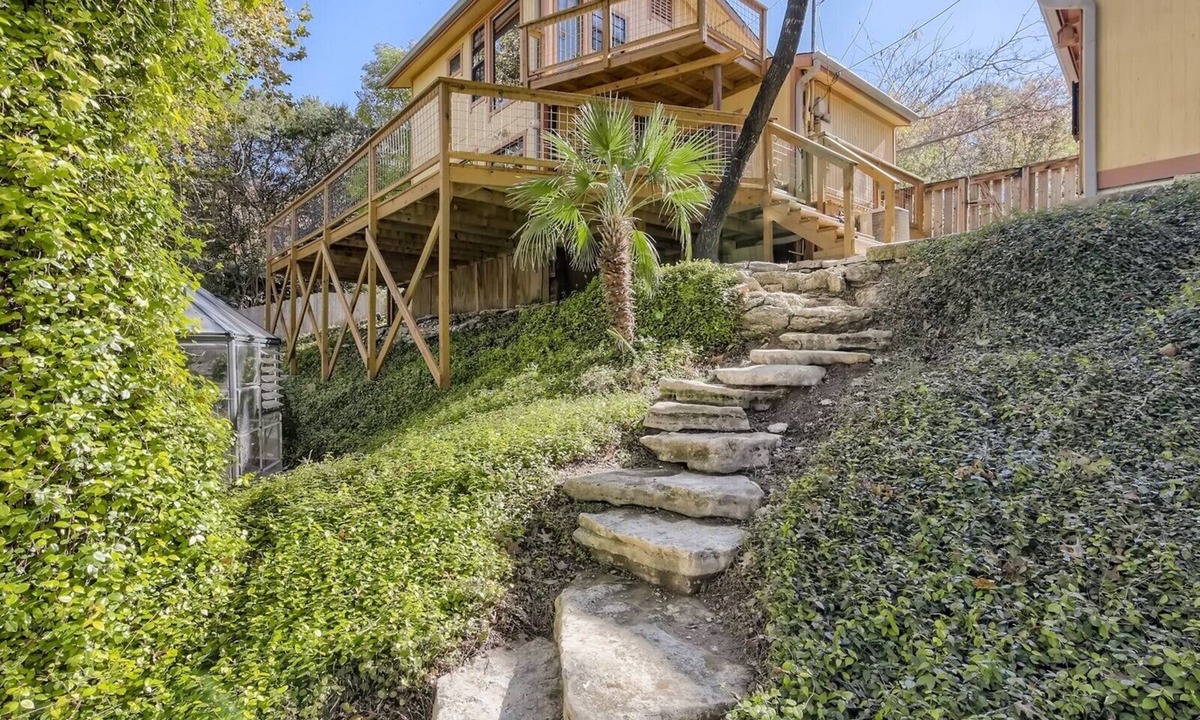Buffalo Gap House | The Yellow Treehouse by the Lake - NO CLEANING FEES!