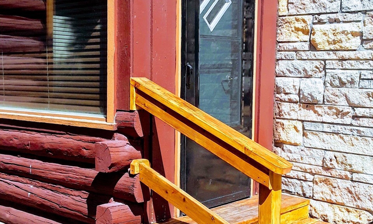 West Yellowstone Cabin | The Yellowstone Cabin 126: Master Suite Indulgence