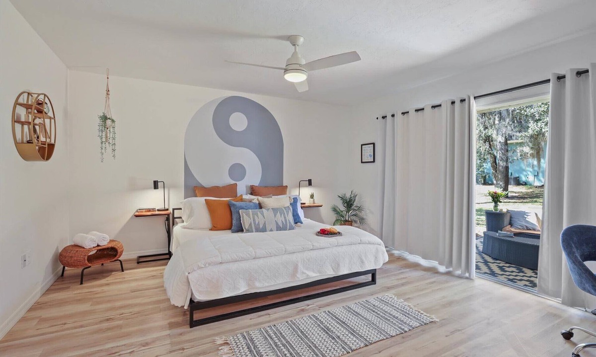 Gainesville Condo | The YinYang | King Bed Workspace Full Kitchen