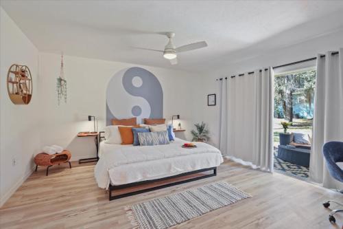 Gainesville House | The YinYang - King Bed , Workspace , Full Kitchen