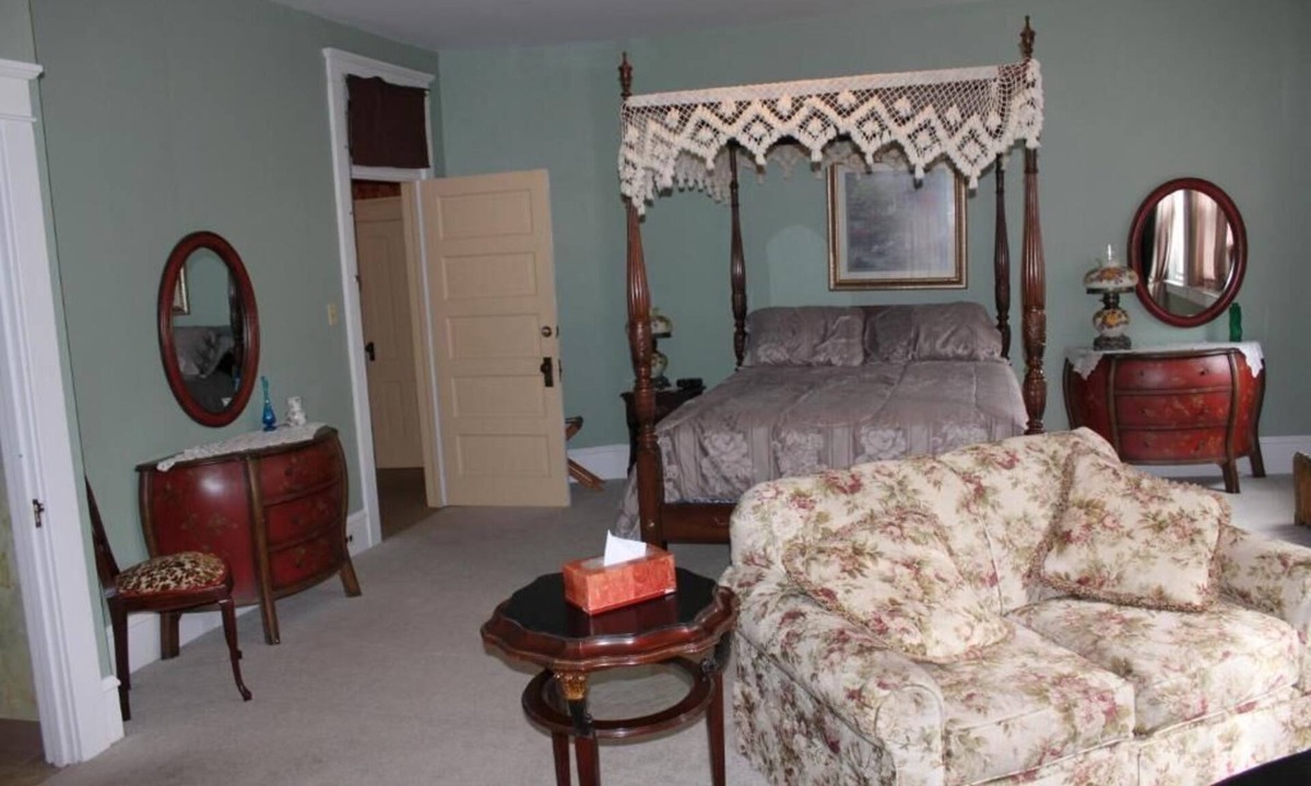 Towanda Bed & Breakfast | The York at Victorian Charm Inn