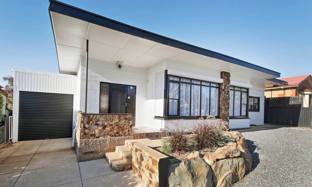 Blair Athol House | The Zebra - 4Bdrm, Slps 8, 2 Bathrm, Solar