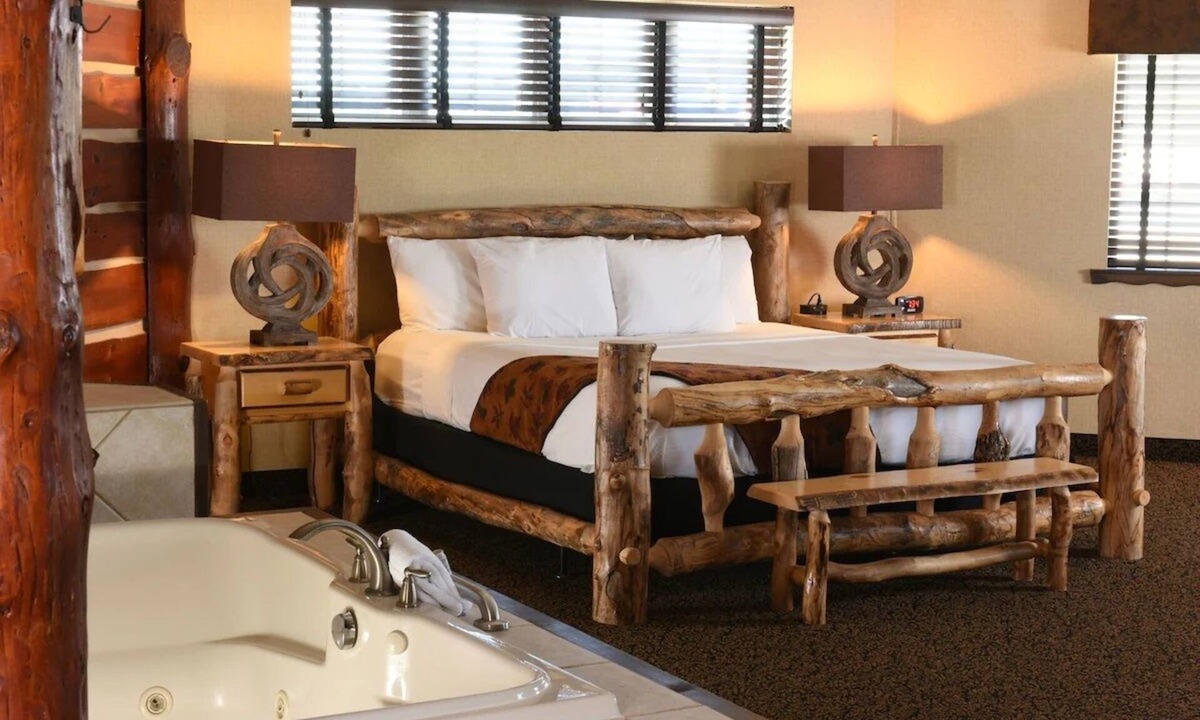 Onalaska Hotel | Theme Mini Suite l Pool & Free Parking | 5mi to Onalaska Omni Center