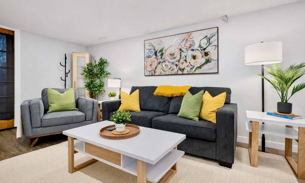 Northwest Calgary House | TheOwlet PetFriendly BigOffice QueenBD AC