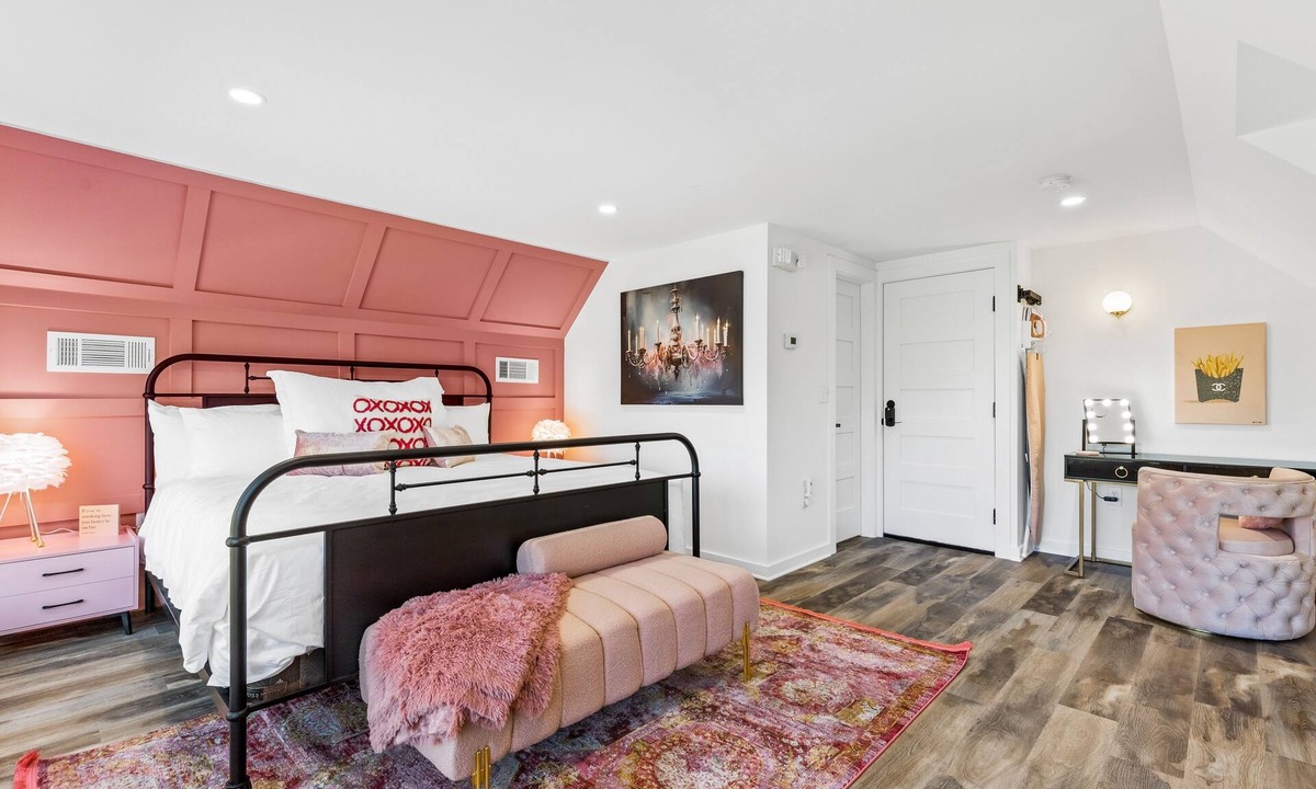 Blairsville House | Third-floor mountain view suite with deck, game room, & firepits