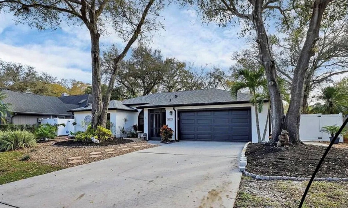 Country Oaks House | This beautiful 3 bedroom 2 bath pool home is newly updated from top to bottom