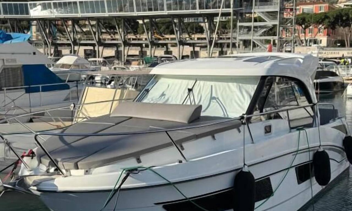 La Condamine Boat Rental | This boat accommodation features two separate bedrooms, a fully equipped kitchenette with a refrigerator and stovetop, and one bathroom. Towels and bed linen are provided for your stay.