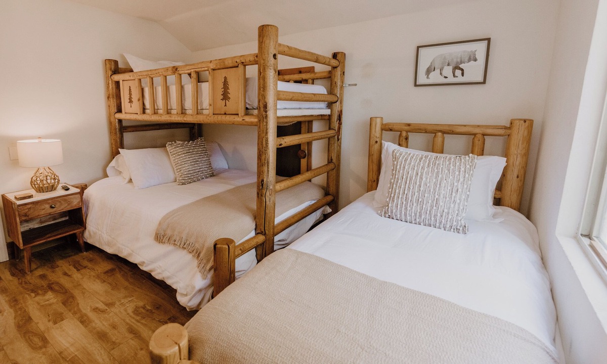 Big Bear City Cabin | This Cabin is rustic, located minutes to slopes & village
