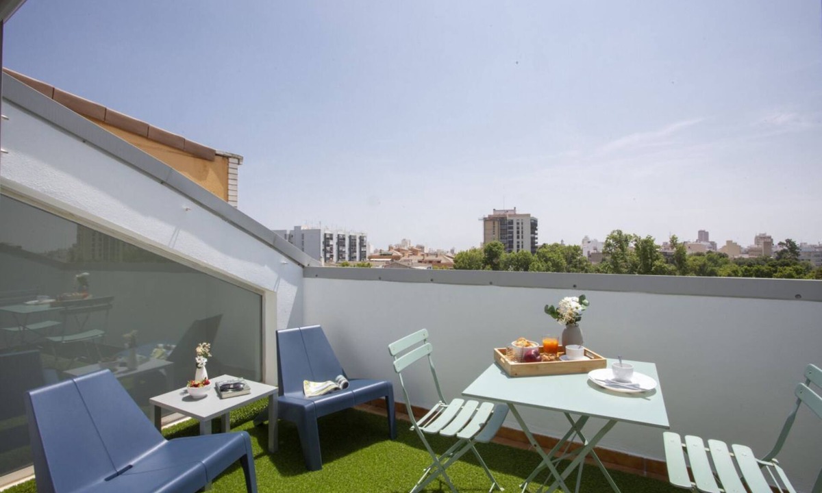 Castello de la Plana Apartment | This charming duplex penthouse for 4 people is the perfect combination of spaciousness, light, and comfort. On the lower floor, you'll find a cozy studio with a 150 cm double bed in the sleeping area, partially separated from the living room by a wall fo