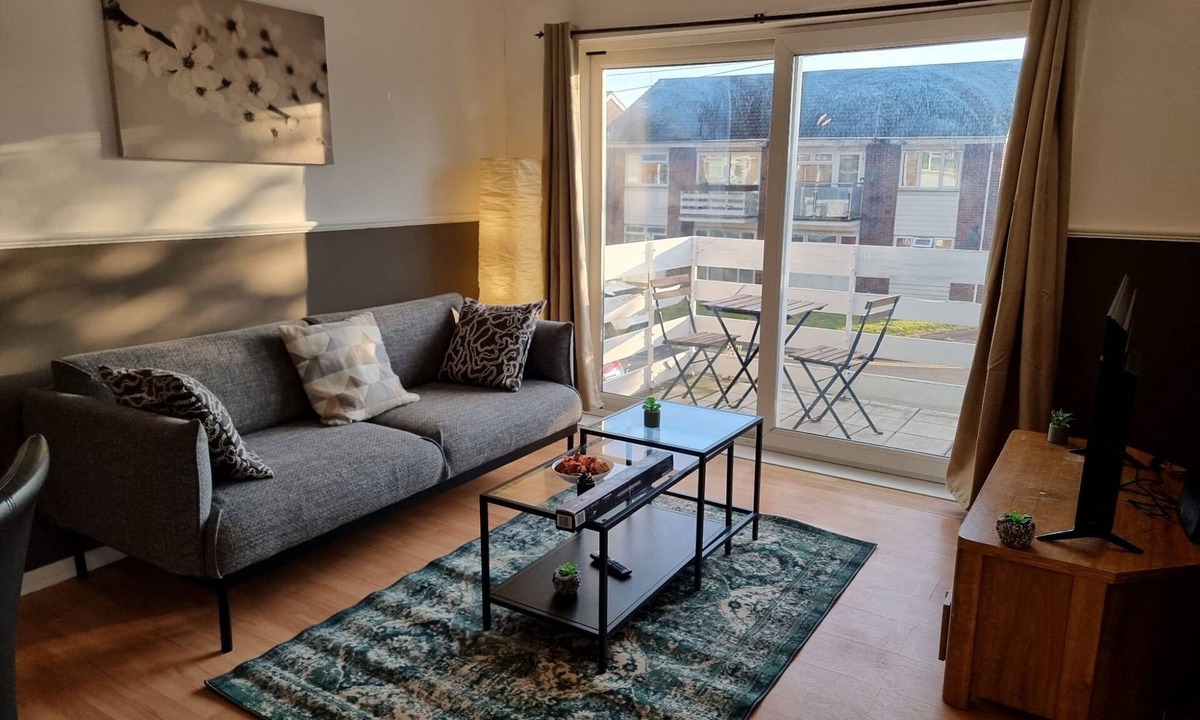 Harlington House | This charming house with balcony