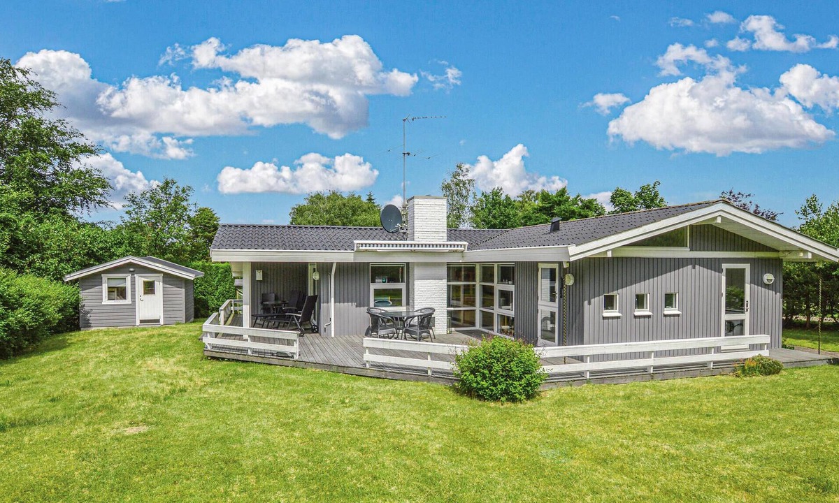 Hoeve Strand House | This cottage has a kitchen partly open to the dining room, a nice living room with fireplace, 3 good