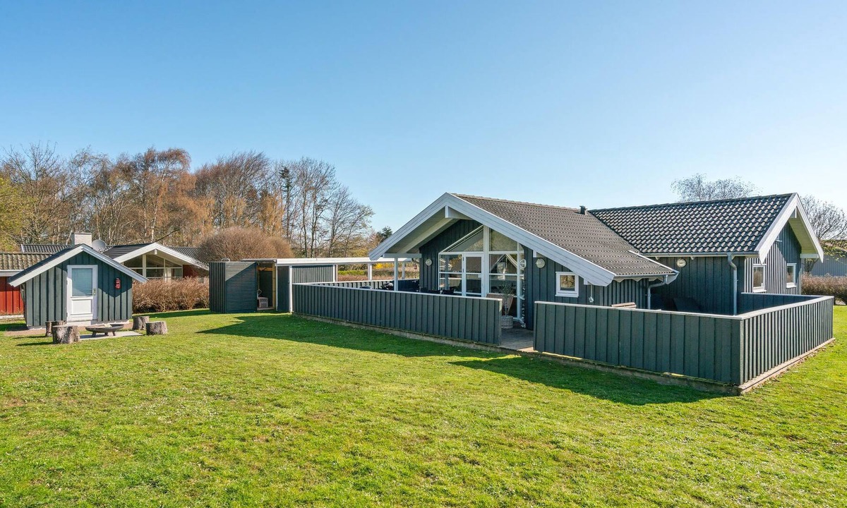 Næs House | This cottage offers ideal conditions for a relaxing vacation with walks on the beach, mountain bike