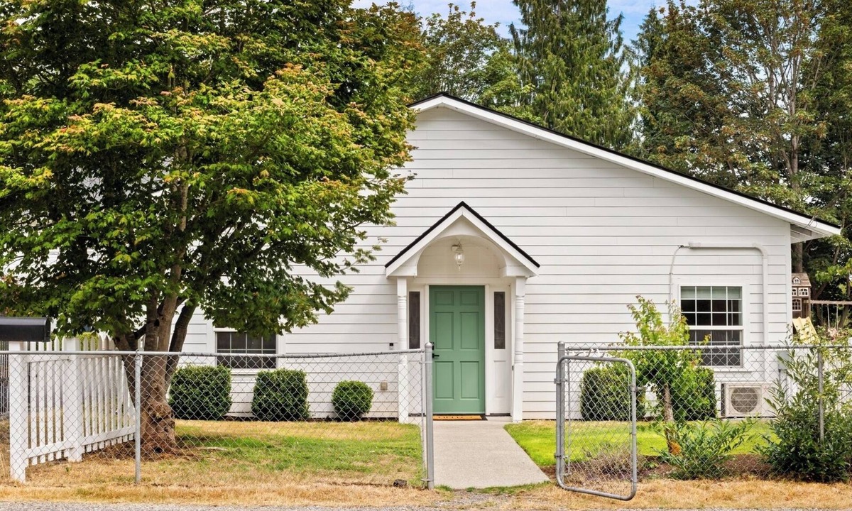 Marysville Cottage | This cottage offers a spacious layout ideal for relaxing or working remotely.