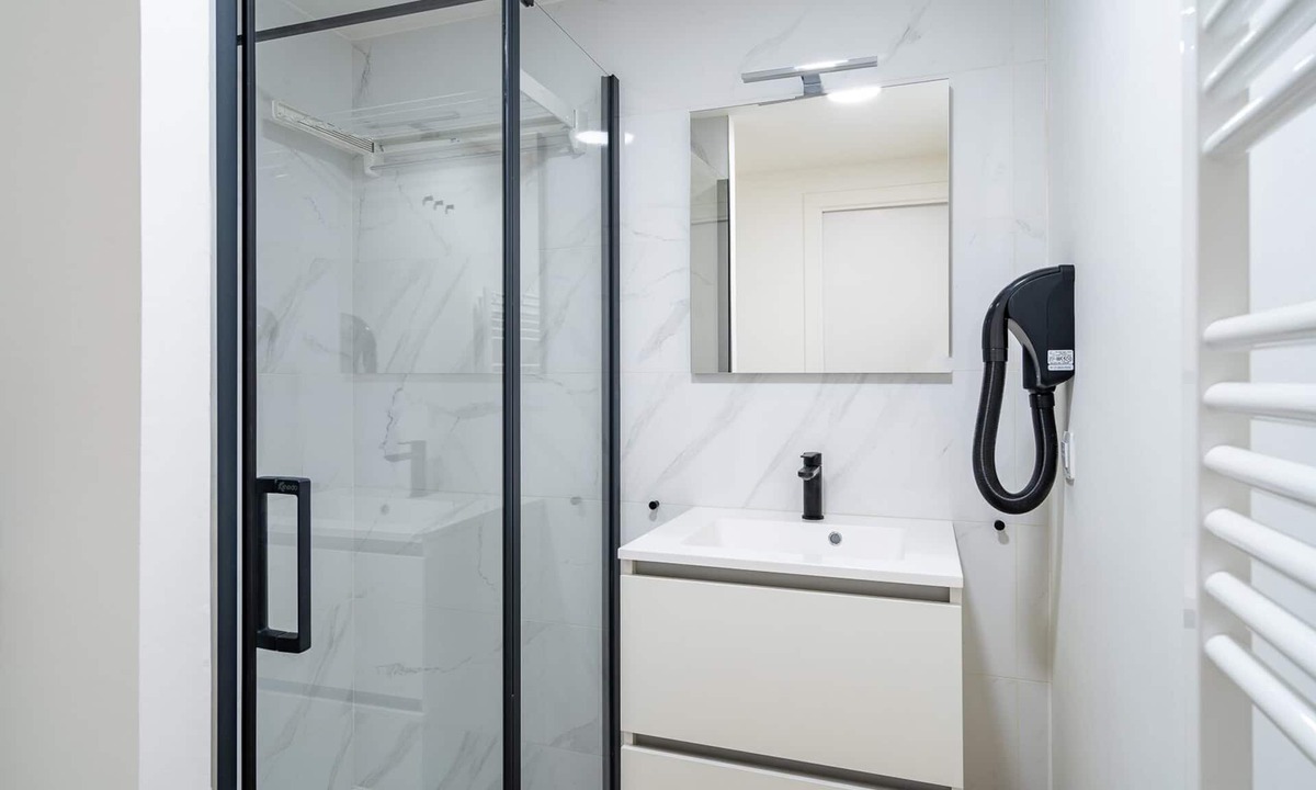 Camiers Apartment | This family suit is equipped with a bedroom with a double bed & 2 sleeping corners with a bunk bed.