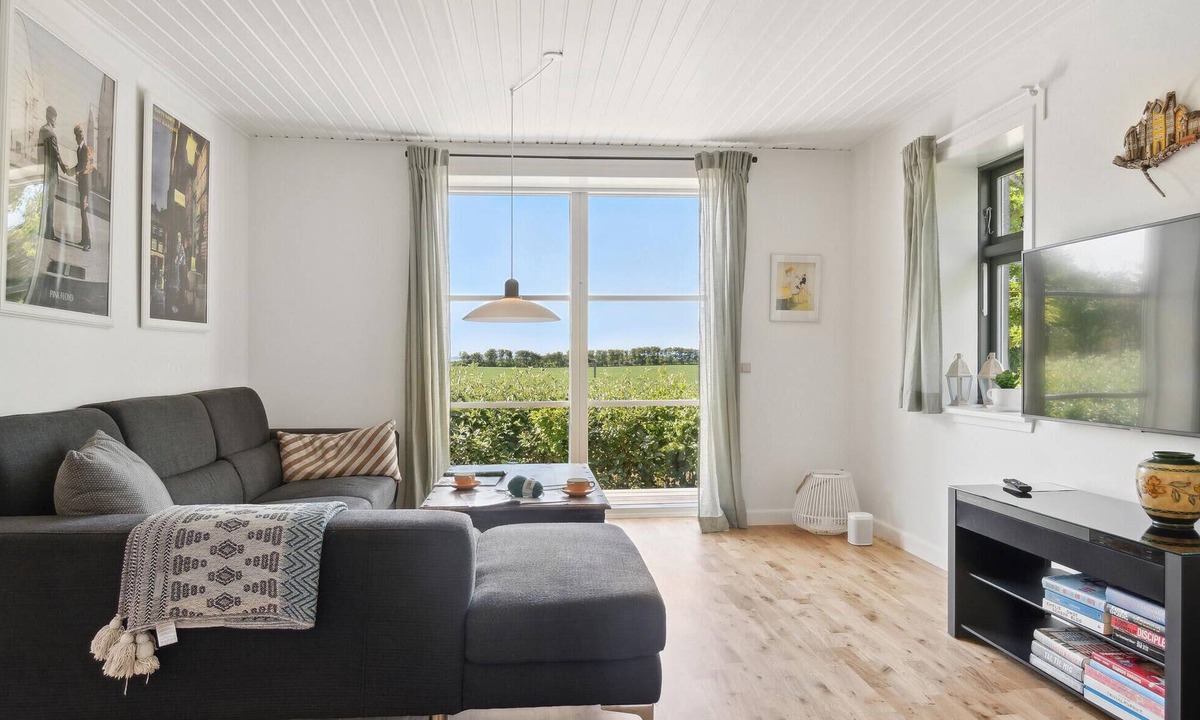 Ertebølle House | This former and beautiful homestead welcomes you with a view of the Limfjord in Ertebølle