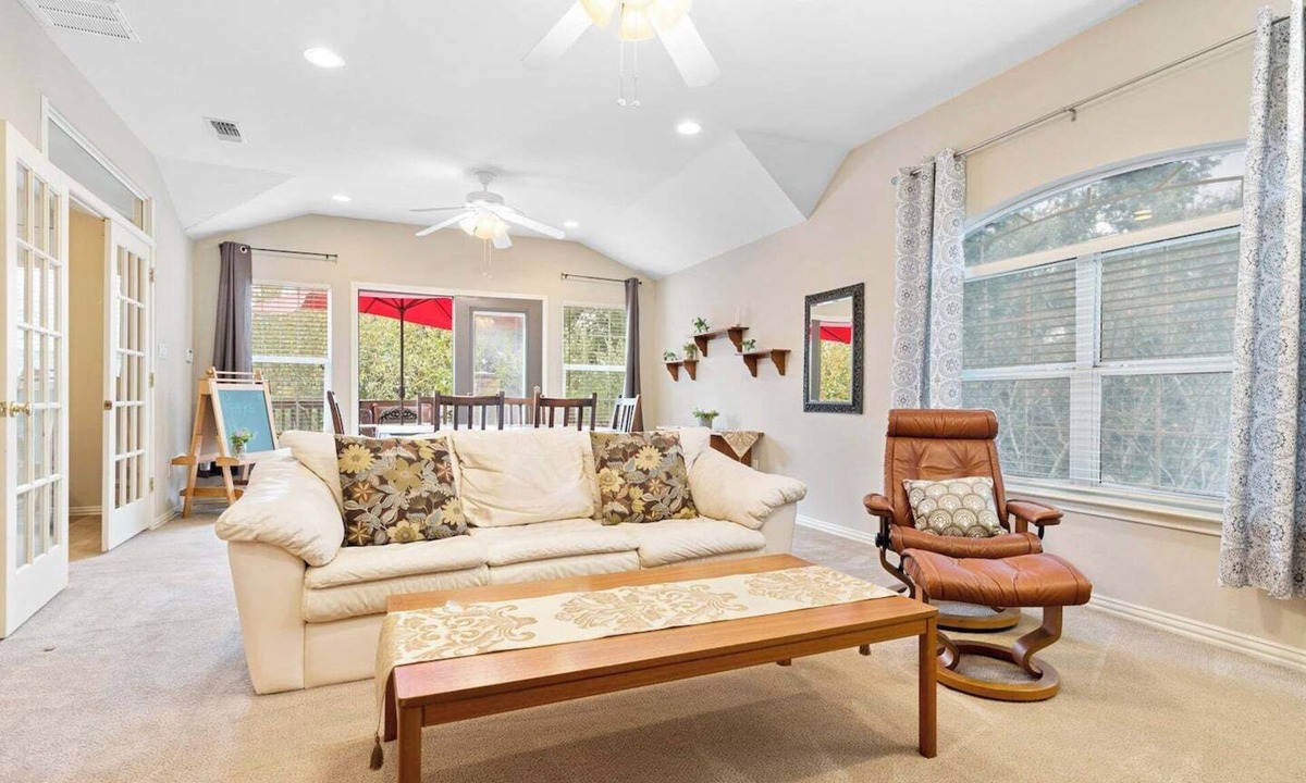 Austin House | This guest house is a 2 bedroom(s), 1.5 bathrooms, located in Austin, TX.