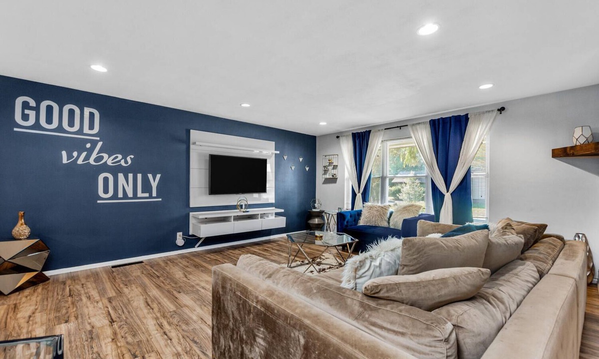 Belleville House | This house is a 4 bedroom(s), 3 bathrooms, located in Belleville, IL.