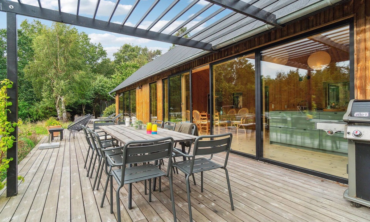 Frederiksvaerk House | This modern and stylish wooden house welcomes you with round pool in the garden.