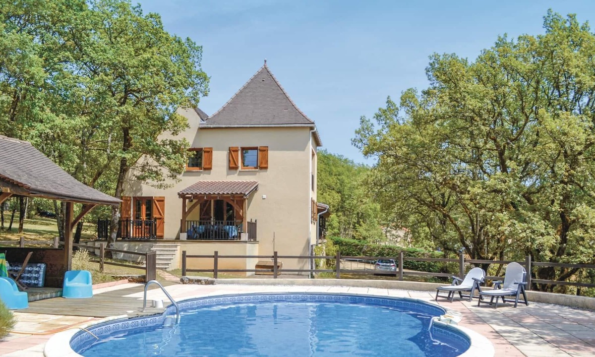 Montgesty House | This modern house in traditional architectural style stands on an extensive, tree-filled plot surrou